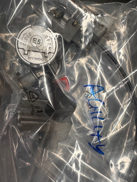 KIT SERRATURE SET CHIAVI COMPLETO ORIGINALE KYMCO AGILITY 50-125-150 PLUS CODICE 00135216 , USATO . PERFETTO