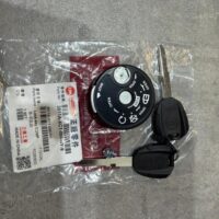 LOCK-KEY COMPLETO CHIUSURA BLOCCHETTO  SYM  SYMPONY 50 -CARGO SR 125-200 EURO4-5 (2024-2025) ORIGINALE CODICE 3511AXC1000NY9, NUOVO