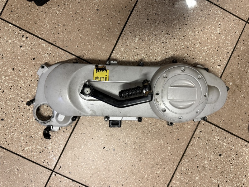 Coperchio Carter Trasmissione Piaggio Liberty 50 2 T Aprilia Scarabeo 50 Piaggio  completo di pedalina e asse messa in moto , USATO