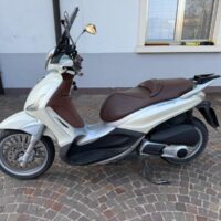 Piaggio Beverly 300 I anno 2013 Km 23500 tenuto benissimo sempre tagliandato completo di cupolino gommato perfetto …USATO