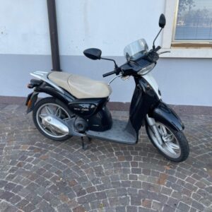 Aprilia Scarabeo 50 4 Tempi  Anno immatricolazione 2015 Perfetto usata km 22000 sempre tagliandata . Garantito 1 Anno USATO