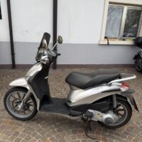 Piaggio Liberty 125 Rst  Anno immatricolazione 2009 unico proprietario usato pochissimo sempre tagliandato e revisionato km 30000 completo di parabrezza garantito 1 anno perfetto