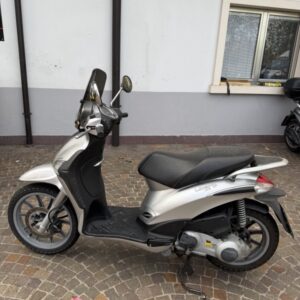 Piaggio Liberty 125 Rst  Anno immatricolazione 2009 unico proprietario usato pochissimo sempre tagliandato e revisionato km 30000 completo di parabrezza garantito 1 anno perfetto