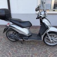 Piaggio Liberty 125 Rst  Anno immatricolazione 2008 unico proprietario usato sempre tagliandato e revisionato km 47000 completo di parabrezza e bauletto garantito 1 anno perfetto