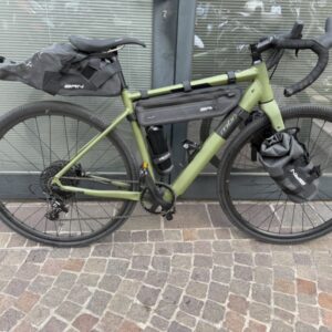 Bicicletta E-Bike Gravel Taglia S Marca MBM Modello Keres+ praticamente nuova mai usata colore verde con motore su ruota posteriore con doppia batteria circa 90-100 km di autonoma cambio SRAM 11 velocità disco idraulico perfetto completo di borse .