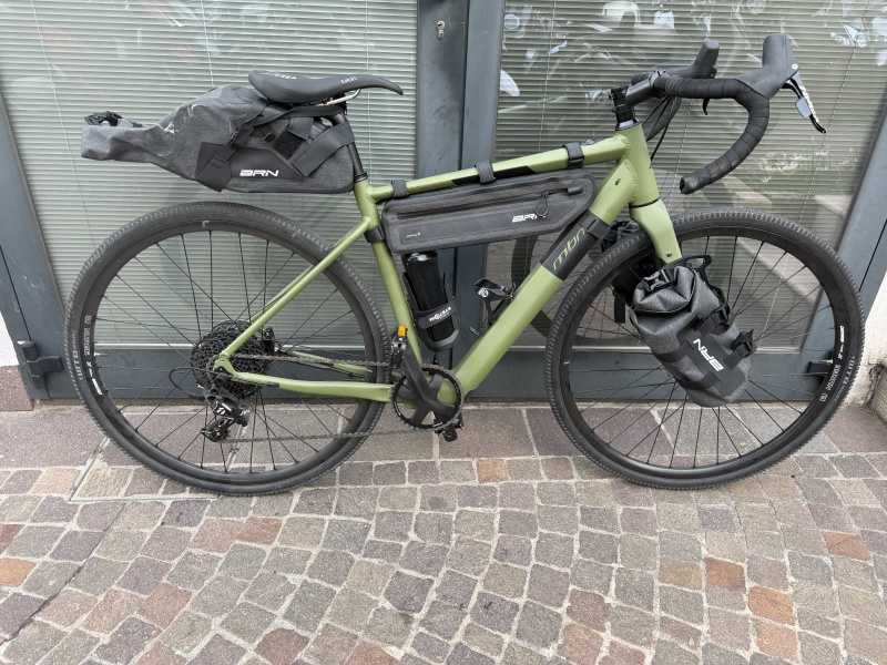 Bicicletta E-Bike Gravel Taglia S Marca MBM Modello Keres+ praticamente nuova mai usata colore verde con motore su ruota posteriore con doppia batteria circa 90-100 km di autonoma cambio SRAM 11 velocità disco idraulico perfetto completo di borse .