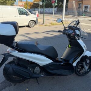 Piaggio Beverly 350 ST colore bianco completo di bauletto originale e parabrezza perfetto anno immatricolazione 2021 appena 9000 km , GARANTITO 1 ANNO... , USATO