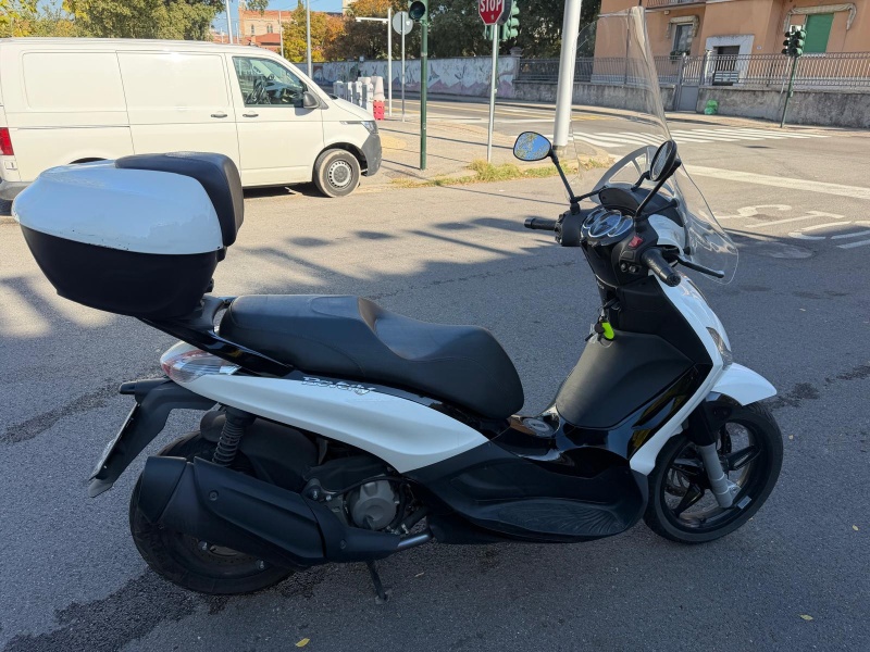Piaggio Beverly 350 ST colore bianco completo di bauletto originale e parabrezza perfetto anno immatricolazione 2021 appena 9000 km , GARANTITO 1 ANNO... , USATO